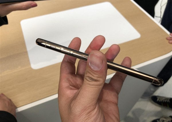 iPhone XS金色版真机图赏 COP封装刘海屏