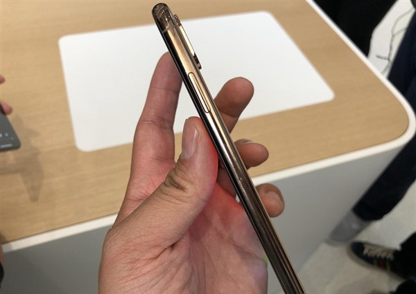 iPhone XS金色版真机图赏 COP封装刘海屏