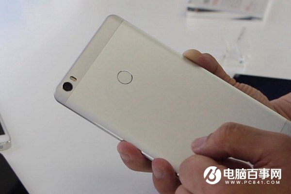 小米Max后盖怎么打开?小米Max拆卸后盖换电池教程