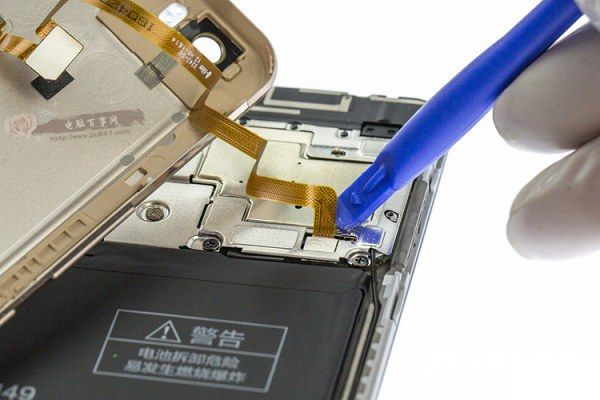 小米Max后盖怎么打开？小米Max拆卸后盖换电池教程